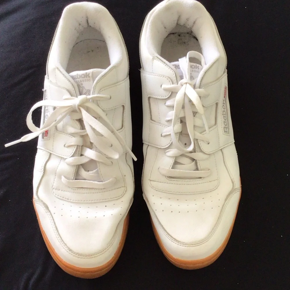 Reebok - White Classic Leather Men’s Sneakers with Gum Sole - Picture 2 of 9